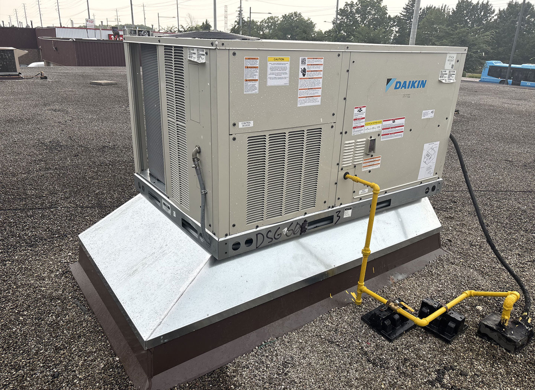 commercial-hvac-industrial-Rooftop-Villa-Risi-Restaurant-Newmarket-upgrade-Lennox-GCS16-to-Daikin-5-Ton-after-front-view