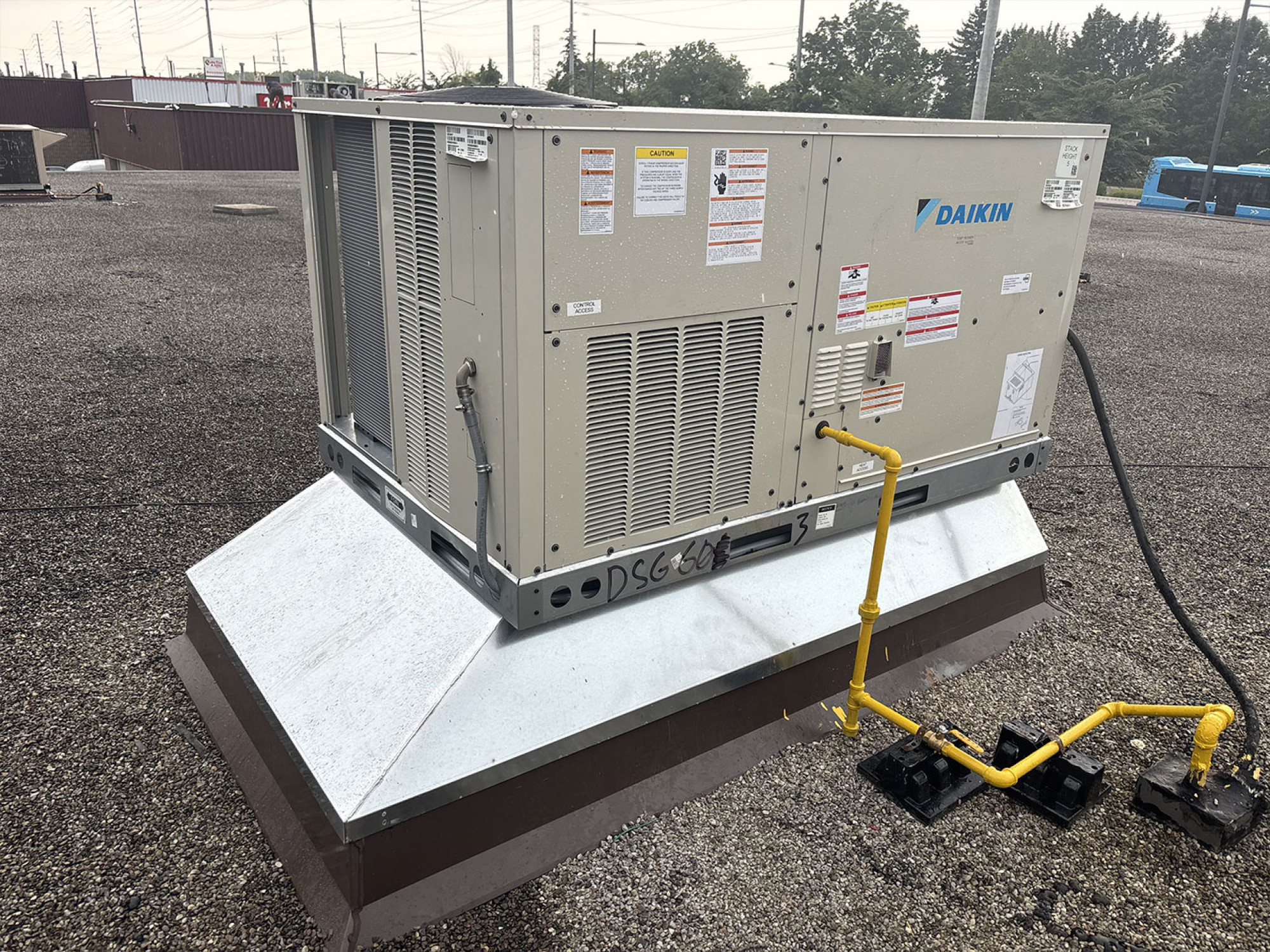commercial-hvac-industrial-Rooftop-Villa-Risi-Restaurant-Newmarket-upgrade-Lennox-GCS16-to-Daikin-5-Ton-after-front-view
